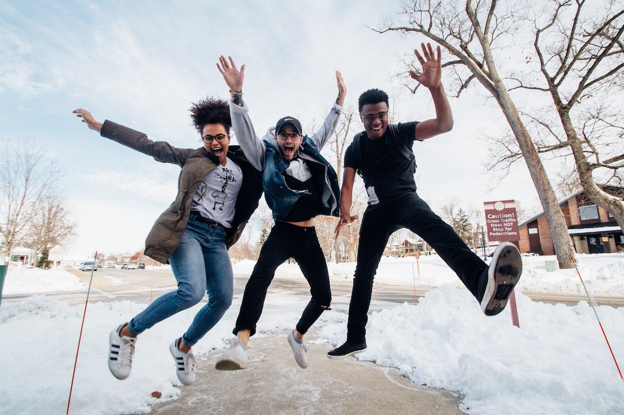 Ways To Re-Energize College Students in the New Year_students jumping